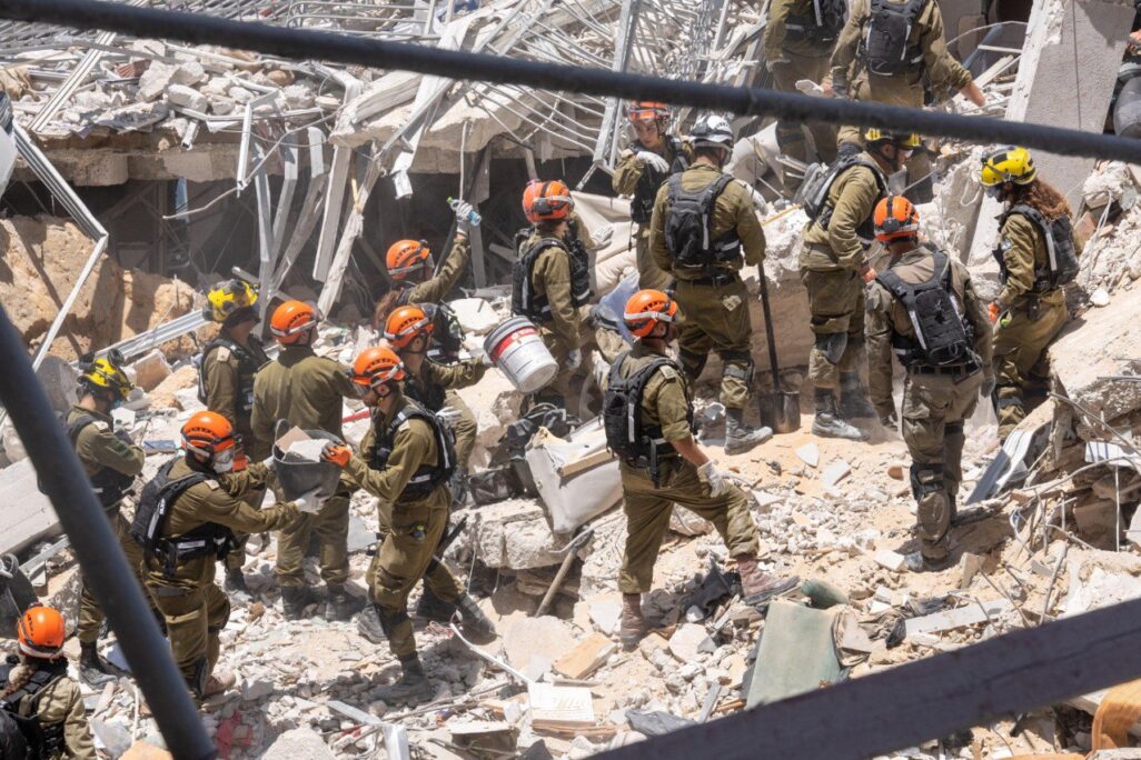 חיילי פיקוד העורף בזירת נפילה (צילום: דובר צה"ל) חיילי פיקוד העורף בזירת נפילה (צילום: דובר צה"ל)