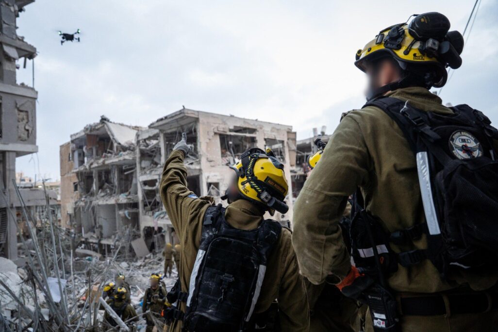 חיילי פיקוד העורף בזירת נפילה (צילום: דובר צה"ל) חיילי פיקוד העורף בזירת נפילה (צילום: דובר צה"ל)
