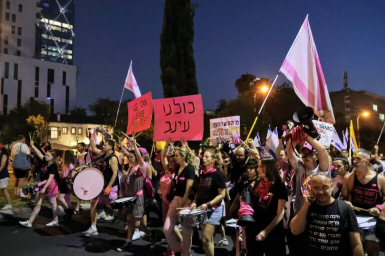 מפגינים בדרכם מהבימה לקפלן נושאים שלט תמיכה בעינב צנגאוקר, אימו של החטוף מתן צנגאוקר (צילום: דורון הבסי)