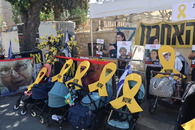 מחאת העגלות בירושלים. "מה אגיד לילדיי, שאם יקרה להם משהו אולי המדינה לא תדאג להם?" (צילום: ברוס שפר) מחאת העגלות בירושלים. "מה אגיד לילדיי, שאם יקרה להם משהו אולי המדינה לא תדאג להם?" (צילום: ברוס שפר)