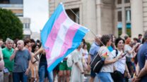 דגל הקהילה הטרנסית מתנוסס בהפגנה למען זכויות להט"ב (צילום אילוסטרציה: shutterstock)