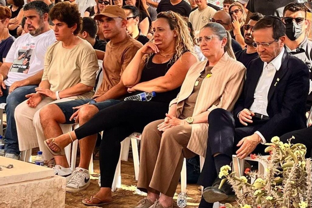 הלווייתה של עפרה קידר שנרצחה ונחטפה ב-7 באוקטובר מקיבוץ בארי (צילום: דוברות הקיבוץ) הלווייתה של עפרה קידר שנרצחה ונחטפה ב-7 באוקטובר מקיבוץ בארי (צילום: דוברות הקיבוץ)