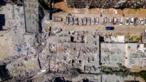 זירת פגיעה ישירה של טיל בליסטי מאיראן בבני ברק (צילום: אריק מרמור/ פלאש90)