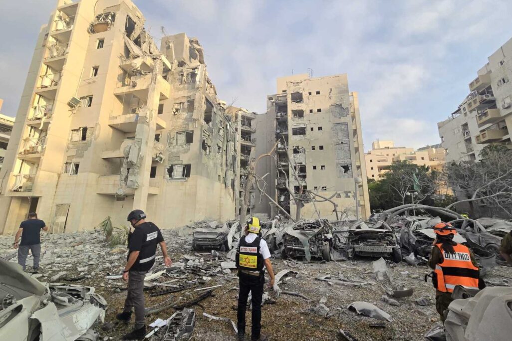 זירת פגיעה ישירה בבאר שבע (צילום: מד״א) זירת פגיעה ישירה בבאר שבע (צילום: מד״א)