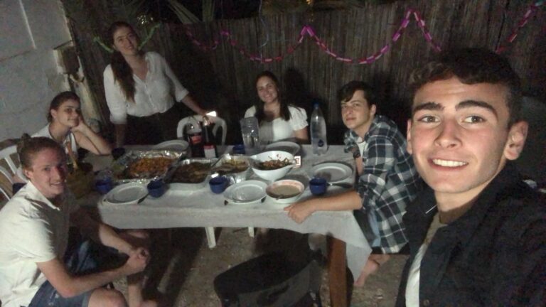מיכאל סגל (מימין), בארי שמיר, ירדן אמיתי, נעמה לכיש, אבישג מוריוסף ותום רוטשטיין ז"ל. לכיש: "בשנת השירות עושים הכול ביחד, אין דבר כזה שאחרי שנה כזאת אדם לא יהיה חקוק בליבך" (צילום: אלבום פרטי)