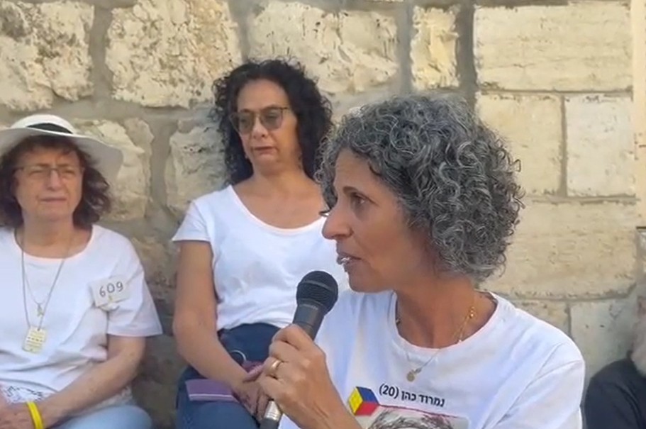 ויקי כהן במשמרת 101 מול בית השר דרמר (צילום: שני תמים- משמרת 101, צילום מסך)