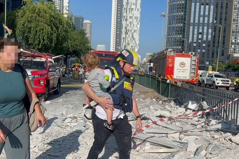 חילוץ מזירת פגיעת טיל בגוש דן. דרושה תודעת משימה לאומית, ואמון במשרתי הציבור (צילום: משטרת ישראל)