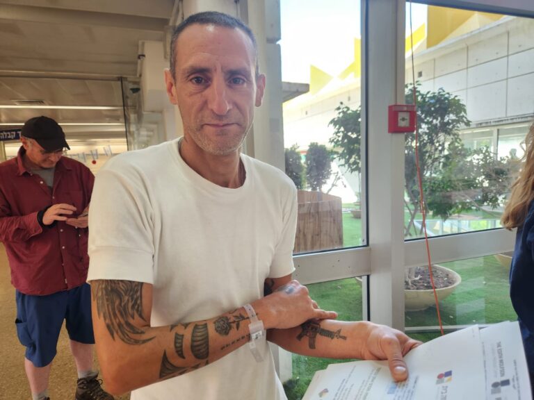 תומר אבוחצירא משתחרר מבית החולים וולפסון (צילום: דפנה איזברוך)