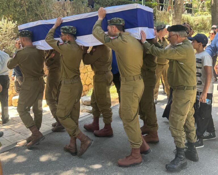 הלוויתו של סמל משה ניסים פרש שנפל בתקרית בבית חאנון, הר הרצל (צילום: עמותת נצח יהודה)