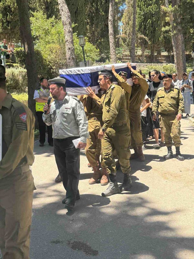 הלוויתו של סמל משה ניסים פרש בהר הרצל (צילום: עמותת נצח יהודה)