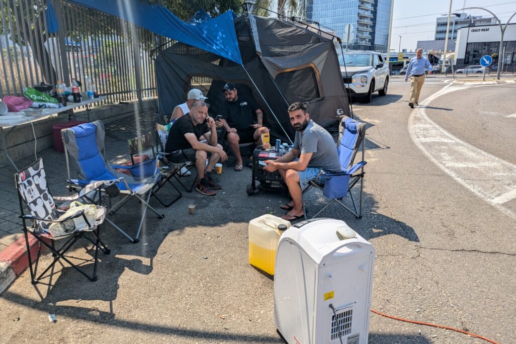 מאהל מחאת הלומי הקרב מול מטה אגף השיקום (צילום: ניצן צבי כהן) מאהל מחאת הלומי הקרב מול מטה אגף השיקום (צילום: ניצן צבי כהן)