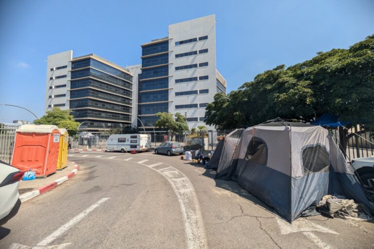 שני אוהלים, קראוון נייד ורכב מכוסה בסמיכה – המאהל בפתח תקווה (צילום: ניצן צבי כהן)