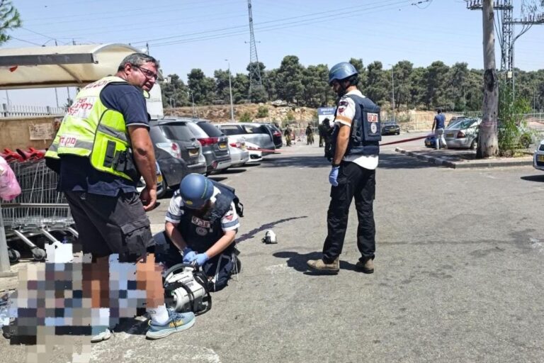 גורמי מד"א פועלים לפינוי הפצוע בפיגוע בצומת גוש עציון (צילום: מד"א)