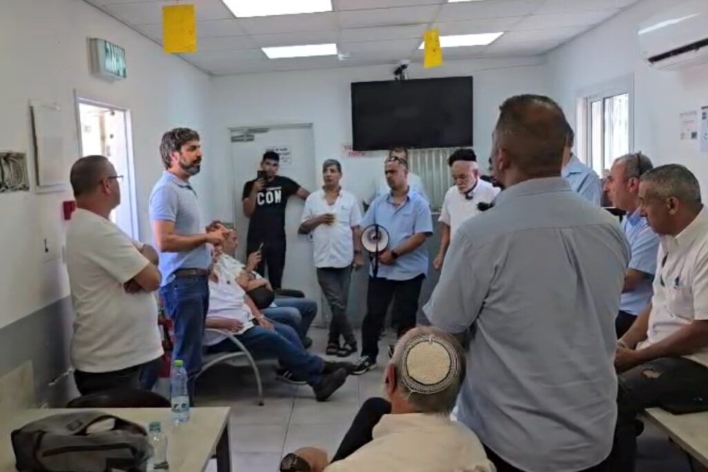 יו"ר איגוד עובדי התחבורה בהסתדרות, עו"ד אייל ידין, באסיפת הנהגים באלעד (צילום: ההסתדרות) יו"ר איגוד עובדי התחבורה בהסתדרות, עו"ד אייל ידין, באסיפת הנהגים באלעד (צילום: ההסתדרות)