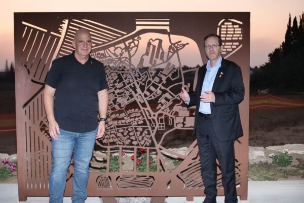 נשיא המדינה בוז'י הרצוג וראש המועצה האזורית שער הנגב אורי אפשטיין על יד האנדרטה (צילום: ניצן צבי כהן)