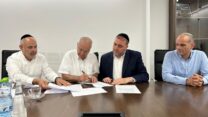 חתימה על תוכנית ההתייעלות לעיריית נצרת בנוכחות שר הפנים משה ארבל (שני מימין) (צילום: דוברות משרד הפנים)