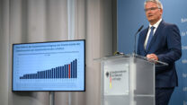 מתיאס קורמן, מזכ"ל ה-OECD, מדבר במסיבת עיתונאים (צילום: (c) Copyright, dpa (www.dpa.de) 2025. Alle Rechte vorbehalten)