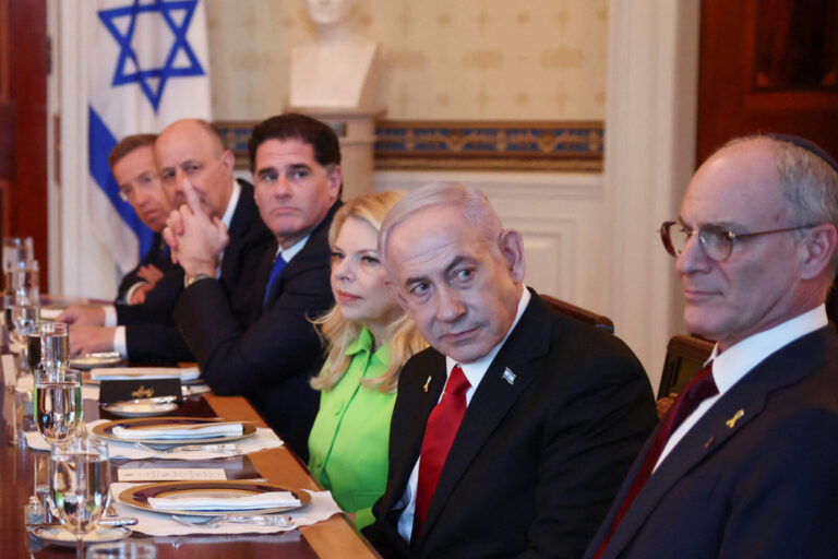 ראש הממשלה בנימין נתניהו בפתח פגישתו עם נשיא ארה"ב דונלד טראמפ (צילום: REUTERS/Kevin Lamarque)