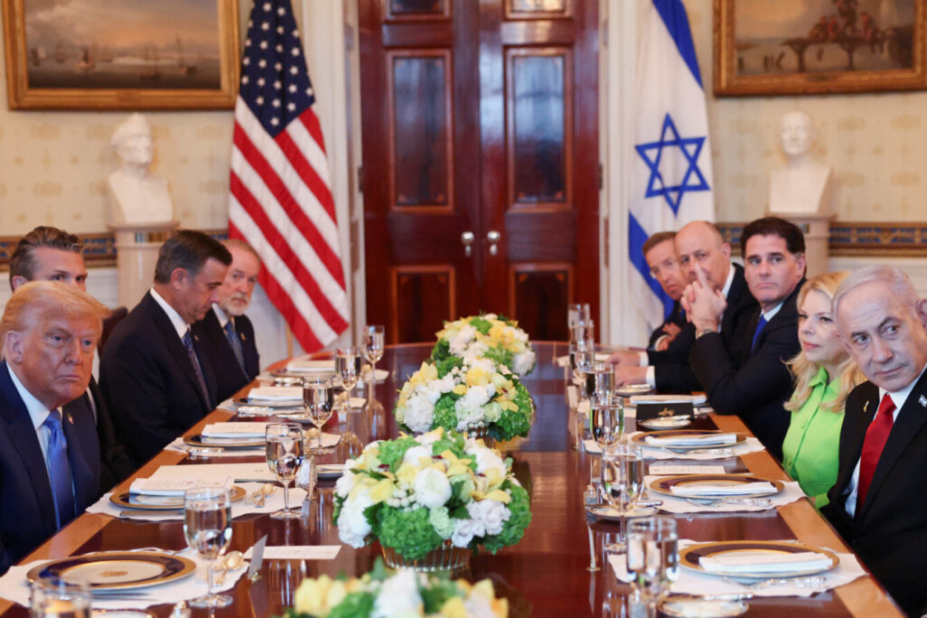 נשיא ארה"ב דונלד טראמפ וראש הממשלה בנימין נתניהו בפתח פגישתם בבית הלבן בוושינגטון (צילום: REUTERS/Kevin Lamarque)