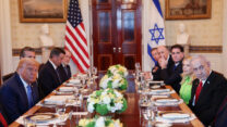 נשיא ארה"ב דונלד טראמפ וראש הממשלה בנימין נתניהו בפתח פגישתם בבית הלבן בוושינגטון (צילום: REUTERS/Kevin Lamarque)