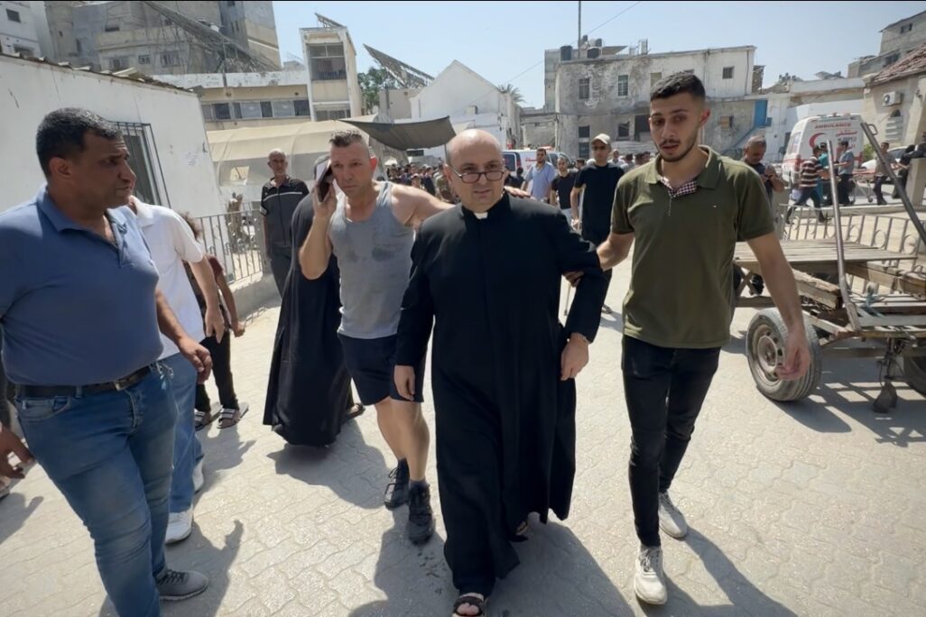 אב הכנסיה ג'יברייל רומנלי מובא יחד עם פצועים נוספים לבית החולים הבפטיסטי בעזה (צילום: REUTERS) אב הכנסיה ג'יברייל רומנלי מובא יחד עם פצועים נוספים לבית החולים הבפטיסטי בעזה (צילום: REUTERS)