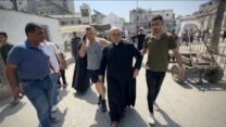 אב הכנסיה ג'יברייל רומנלי מובא יחד עם פצועים נוספים לבית החולים הבפטיסטי בעזה (צילום: REUTERS)