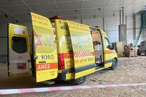 אתר הבנייה סמוך לחדרה שבה נפצע עובד (צילום: מד"א)