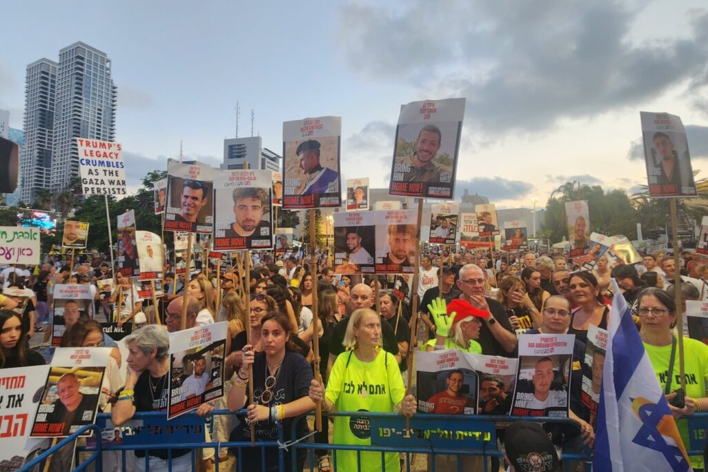 מפגינים בכיכר החטופים בתל אביב (צילום: מרסלו שניידרמן)