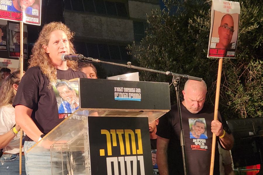 אלה חיימי בכיכר החטופים (צילום: מרסלו שניידרמן) אלה חיימי בכיכר החטופים (צילום: מרסלו שניידרמן)