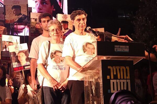 שמחה גולדין, אביו של החטוף הדר גולדין, בכיכר החטופים (צילום: מרסלו שניידרמן)