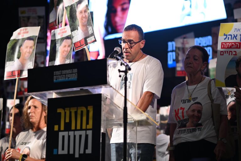 שורד השבי אלי שרעבי בכיכר החטופים (צילום: ליאור רוטשטיין)