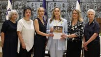 כותבות הדו"ח מגישות אותו לרעיית נשיא המדינה מיכל הרצוג בבית הנשיא (צילום: איציק בירן)