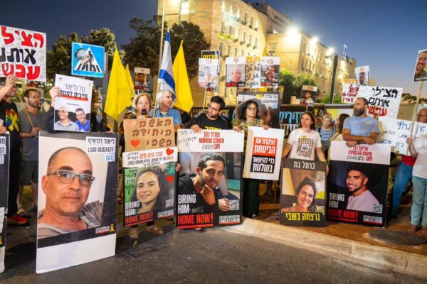 משפחות החטופים מפגינות מול ישיבת הקבינט (צילום: אוריאל אבן ספיר)