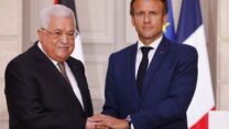 נשיא צרפת עמנואל מקרון (מימין) ונשיא הרשות הפלסטינית מחמוד עבאס (צילום ארכיון: Ludovic Marin/Pool via AP)