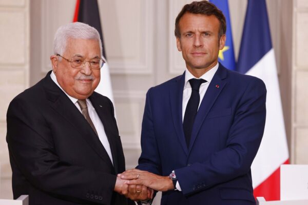 נשיא צרפת עמנואל מקרון (מימין) ונשיא הרשות הפלסטינית מחמוד עבאס (צילום ארכיון: Ludovic Marin/Pool via AP)