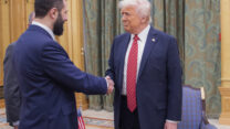 נשיא ארה"ב דונלד טראמפ ונשיא סוריה אחמד א-שרע (צילום: Bandar Aljaloud/Saudi Royal Palace via AP)