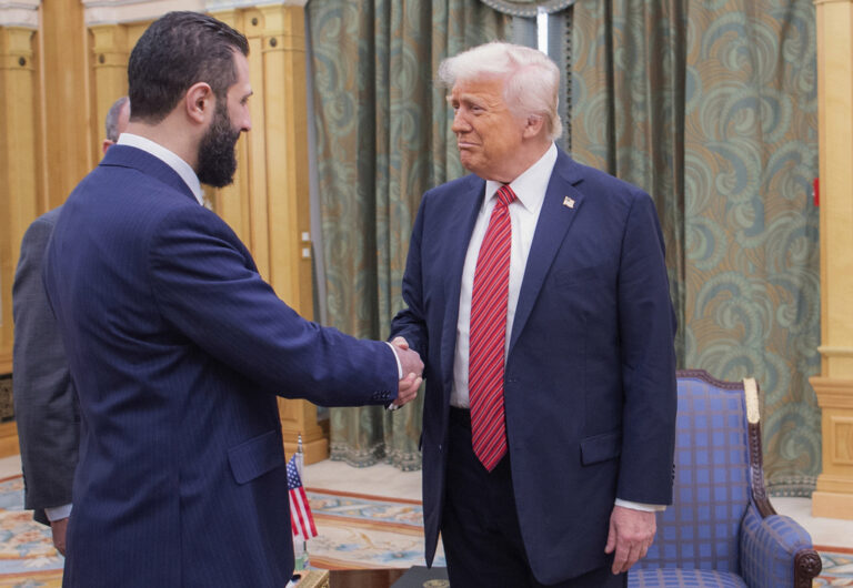 נשיא ארה"ב דונלד טראמפ ונשיא סוריה אחמד א-שרע. "מה שמשנה בסוף את הדברים זה הדחיפות של הנשיא טרמאפ להגיע להסדרה" (צילום: Bandar Aljaloud/Saudi Royal Palace via AP)
