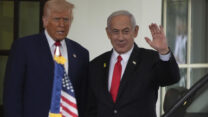 ראש הממשלה נתניהו ונשיא ארה"ב טראמפ (צילום ארכיון: AP Photo/Mark Schiefelbein, File)