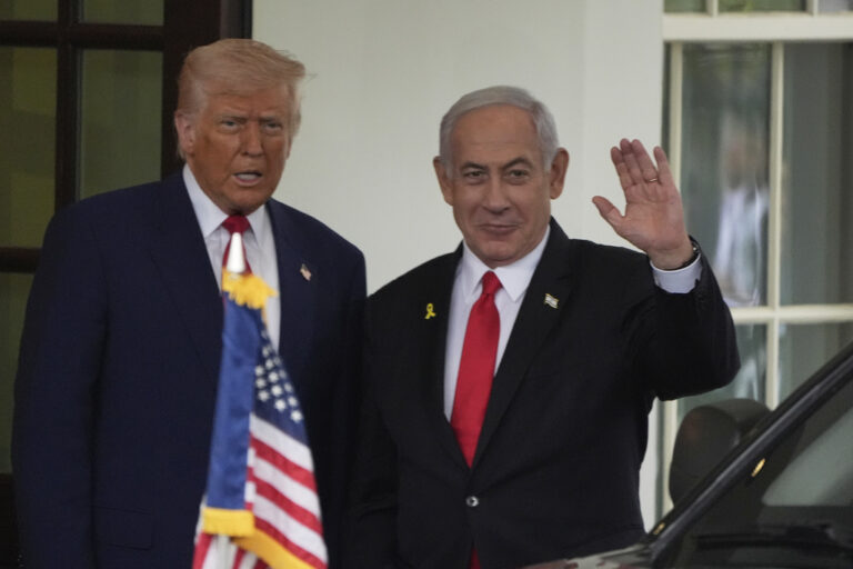 נתניהו ונשיא ארה"ב טראמפ. ״עזה הפכה לבירת הפנטזיות הישראליות״ (צילום: AP Photo/Mark Schiefelbein, File)