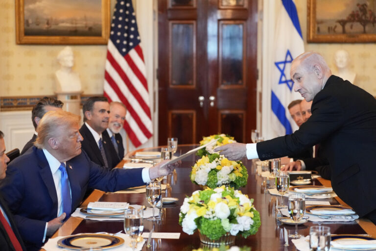 ראש הממשלה בנימין נתניהו מגיש לנשיא ארה"ב דונלד טראמפ את המעטפה ובה ההמלצה לפרס נובל לשלום (צילום: AP Photo/Alex Brandon)