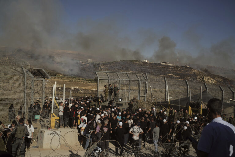 דרוזים חוצים את הגבול לסוריה (צילום: AP Photo/Leo Correa)
