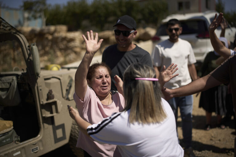 דרוזים ישראלים נפרדים מקרוביהם הסוריים החוזרים לסוריה (צילום: AP Photo/Leo Correa)