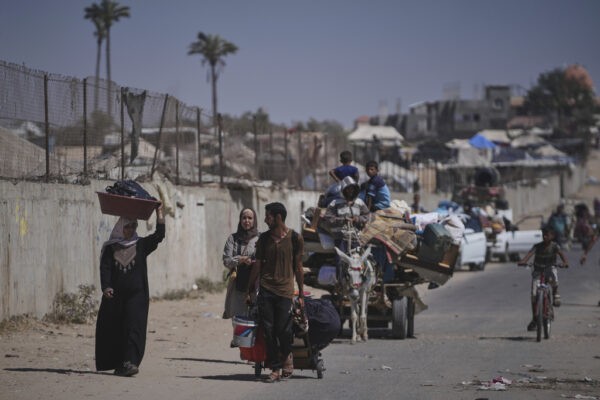 פלסטינים נמלטים מדיר אל בלח (צילום: AP Photo/Abdel Kareem Hana)