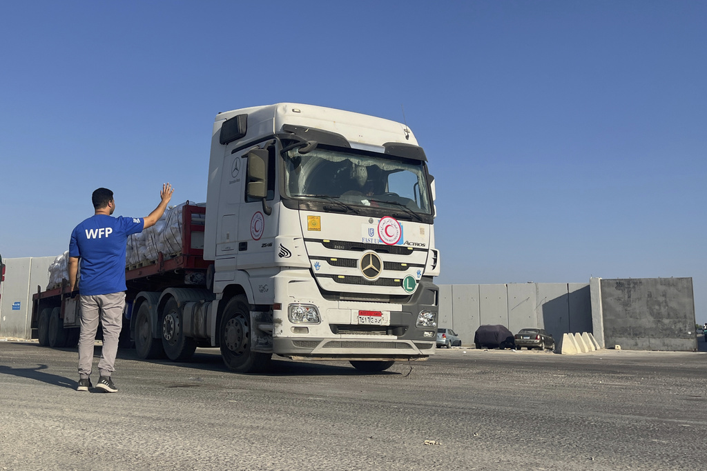 עובד ב'תוכנית המזון העולמית של האו"ם מברך נהג משאית שהגיע למעבר רפיח עם משאיות סיוע הומניטרי לרצועת עזה, 27 ביולי 2025 (צילום: AP Photo/Mohamed Arafat) עובד ב'תוכנית המזון העולמית של האו"ם מברך נהג משאית שהגיע למעבר רפיח עם משאיות סיוע הומניטרי לרצועת עזה, 27 ביולי 2025 (צילום: AP Photo/Mohamed Arafat)