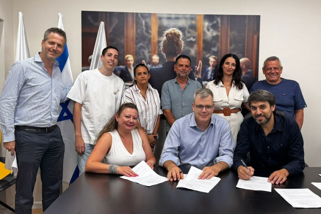 חתימת ההסכם הקיבוצי לדיילי ארקיע (צילום: דוברות ההסתדרות) חתימת ההסכם הקיבוצי לדיילי ארקיע (צילום: דוברות ההסתדרות)