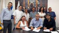 חתימת ההסכם הקיבוצי לדיילי ארקיע (צילום: דוברות ההסתדרות)