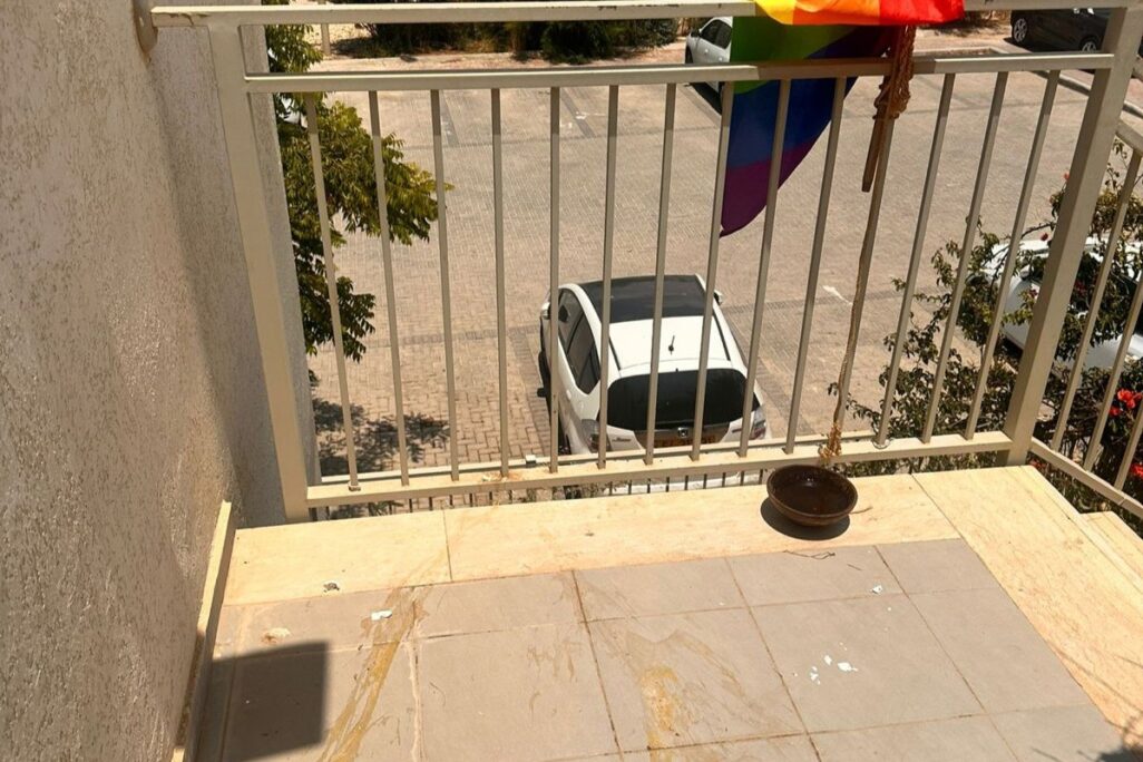 המרפסת עם דגל הגאווה שעליה הושלכו ביצים הבוקר (צילום: ללא קרדיט) המרפסת עם דגל הגאווה שעליה הושלכו ביצים הבוקר (צילום: ללא קרדיט)
