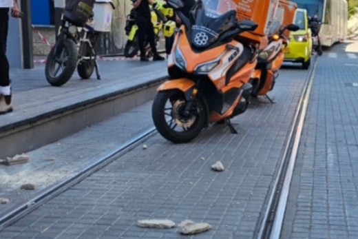 אבנים שנפלו על אישה בת 65 מאתר בנייה בירושלים (צילום: דוברות איחוד הצלה)