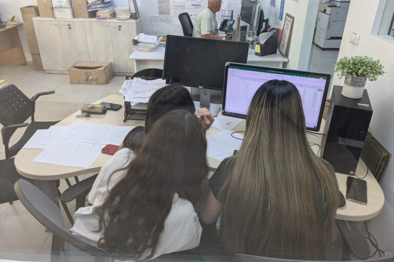 עמנואל, הילה ומעיין מקלידות נתונים שמולאו בכתב יד למחשב. "נחמד להרוויח קצת כסף כדי לא לעשוק את ההורים" (צילום: ניצן צבי כהן)