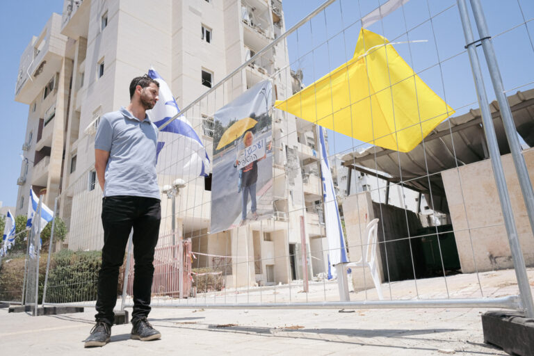 עידו אטיאס מחוץ לבית בו התגוררה נעמי שאנן ז"ל (צילום: דוד טברסקי)